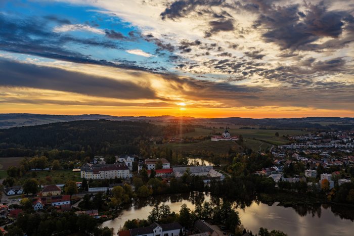 2026-10-07 - 07.29.01 - DJI_00493-HDR - Žďár nad Sázavou - Zelená Hora.jpg