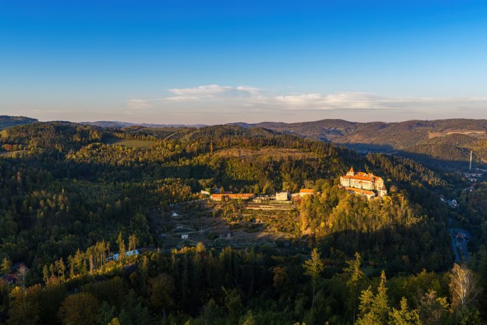2026-10-07 - 17.46.23 - DJI_00918-HDR - Pernštejn (večer).jpg