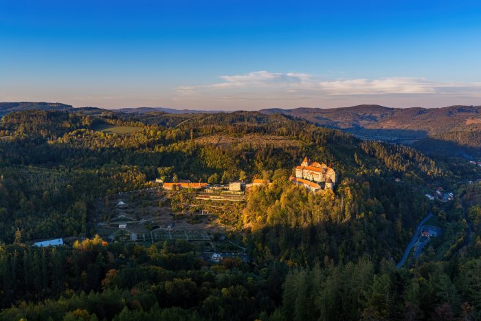 2026-10-07 - 17.48.46 - DJI_00933-HDR - Pernštejn (večer).jpg
