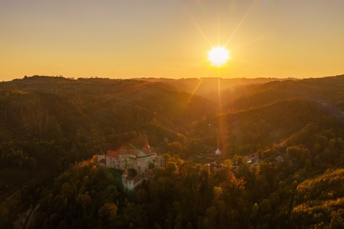 2026-10-07 - 17.51.02 - DJI_00943-HDR - Pernštejn (večer).jpg