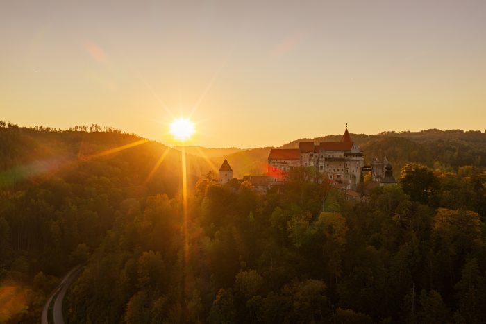 2026-10-07 - 17.53.02 - DJI_00968-HDR - Pernštejn (večer).jpg