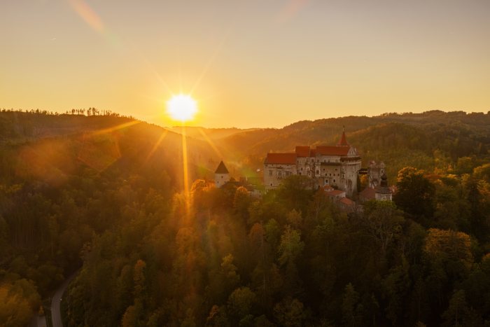 2026-10-07 - 17.53.25 - DJI_00973-HDR - Pernštejn (večer).jpg