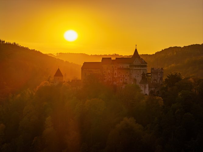 2026-10-07 - 17.54.21 - DJI_00983-HDR - Pernštejn (večer).jpg