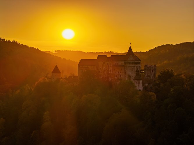 2026-10-07 - 17.54.32 - DJI_00988-HDR - Pernštejn (večer).jpg