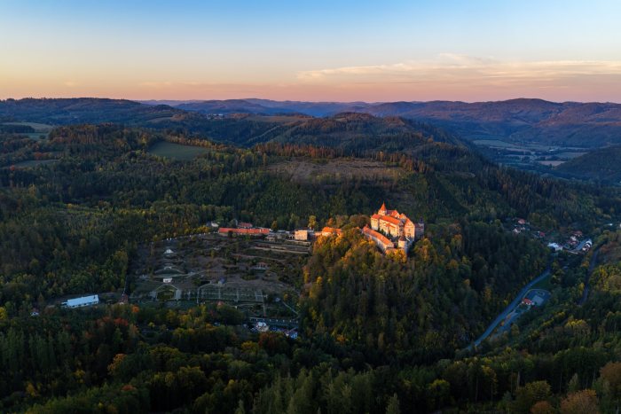 2026-10-07 - 18.00.37 - DJI_10094-HDR - Pernštejn (večer).jpg