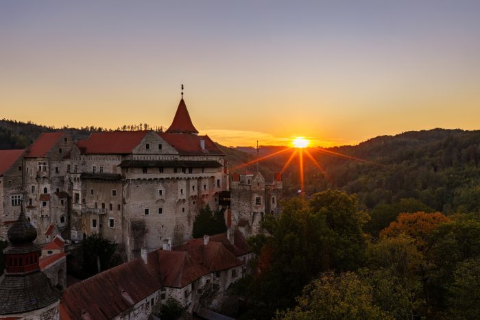 2026-10-07 - 18.04.09 - DJI_10130-HDR - Pernštejn (večer).jpg