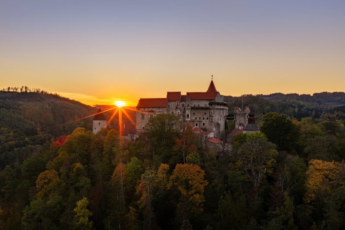 2026-10-07 - 18.05.09 - DJI_10140-HDR - Pernštejn (večer).jpg