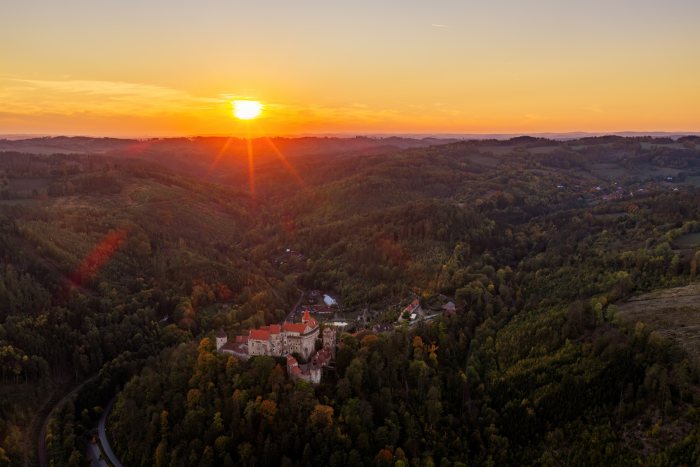 2026-10-07 - 18.06.48 - DJI_10150-HDR - Pernštejn (večer).jpg