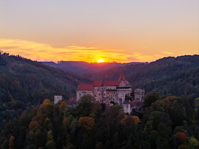 2026-10-07 - 18.10.00 - DJI_10160-HDR - Pernštejn (večer).jpg