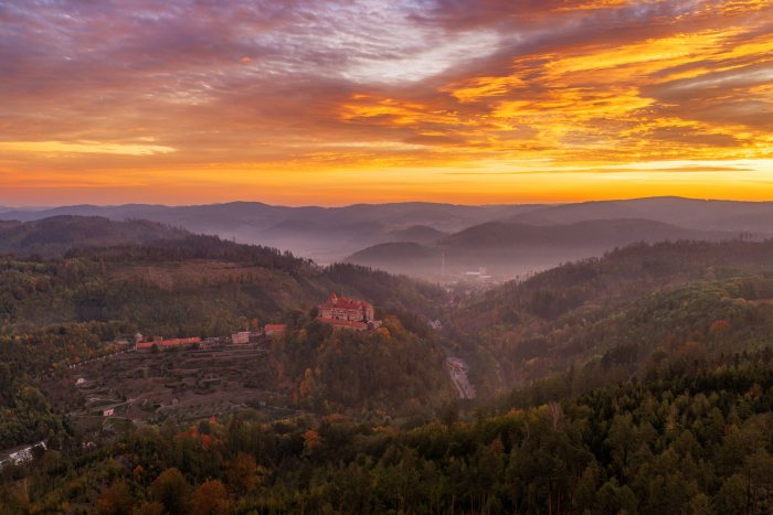 2026-10-08 - 07.01.35 - DJI_10205-HDR - Pernštejn (ráno).jpg