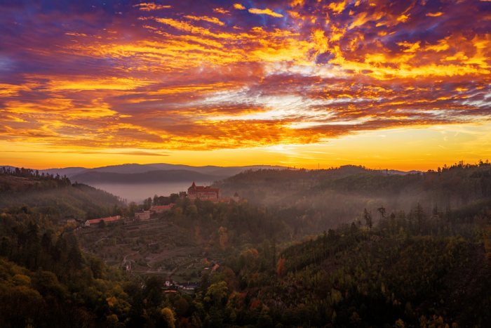 2026-10-08 - 07.02.32 - DJI_10215-HDR - Pernštejn (ráno).jpg
