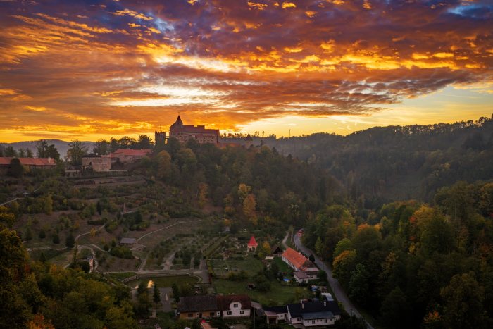 2026-10-08 - 07.05.42 - DJI_10236-HDR - Pernštejn (ráno).jpg