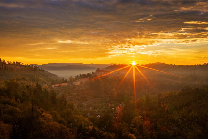 2026-10-08 - 07.18.49 - DJI_10301-HDR - Pernštejn (ráno).jpg