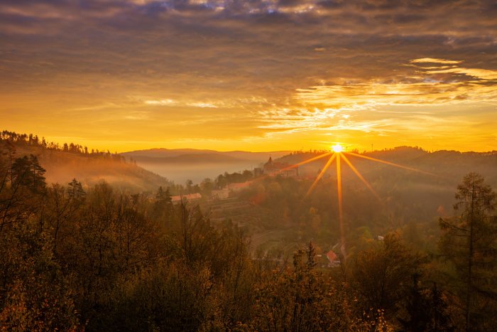 2026-10-08 - 07.20.43 - DJI_10316-HDR - Pernštejn (ráno).jpg