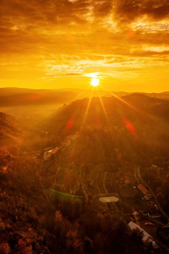 2026-10-08 - 07.26.39 - DJI_10353-HDR - Pernštejn (ráno).jpg