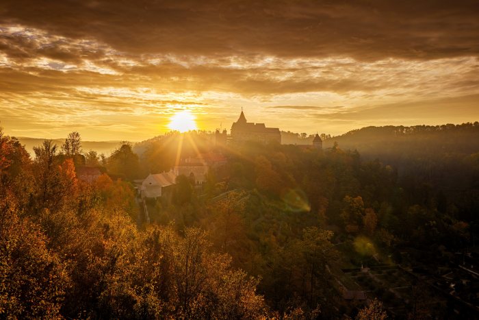 2026-10-08 - 07.38.35 - DJI_10457-HDR - Pernštejn (ráno).jpg