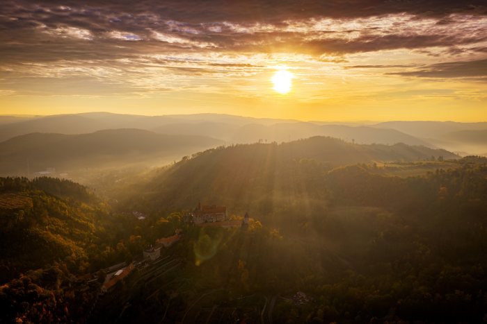 2026-10-08 - 07.41.02 - DJI_10477-HDR - Pernštejn (ráno).jpg