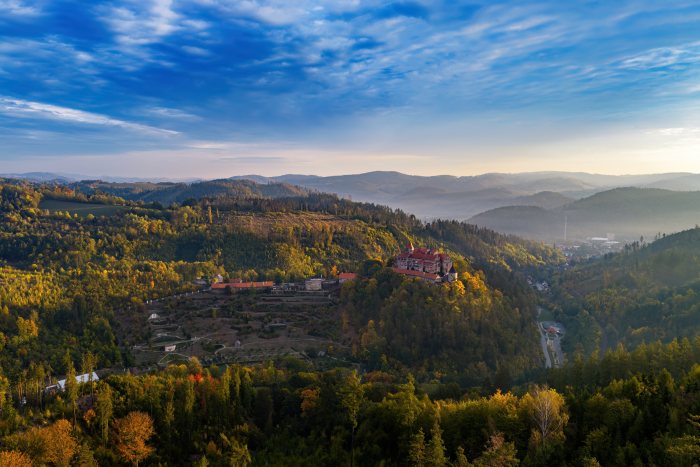 2026-10-08 - 07.45.41 - DJI_10482-HDR - Pernštejn (ráno).jpg
