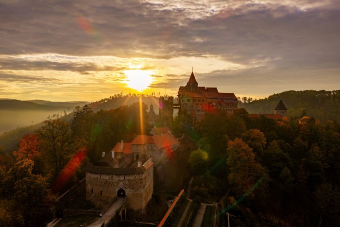 2026-10-08 - 07.51.06 - DJI_10506-HDR - Pernštejn (ráno).jpg