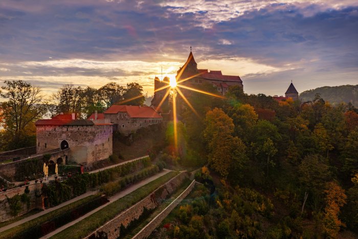 2026-10-08 - 07.51.45 - DJI_10516-HDR - Pernštejn (ráno).jpg