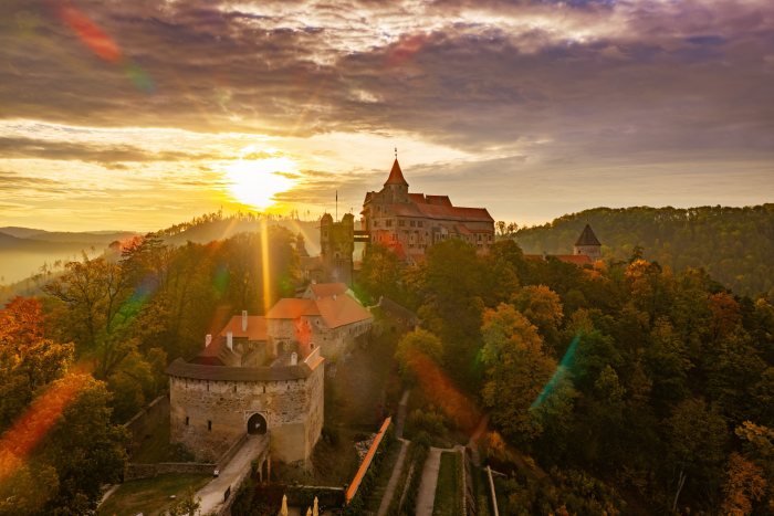 2026-10-08 - 07.52.05 - DJI_10521-HDR - Pernštejn (ráno).jpg