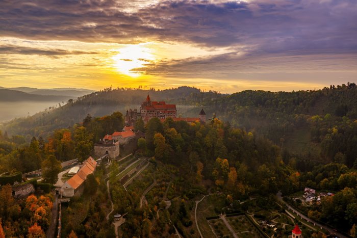 2026-10-08 - 07.54.02 - DJI_10541-HDR - Pernštejn (ráno).jpg