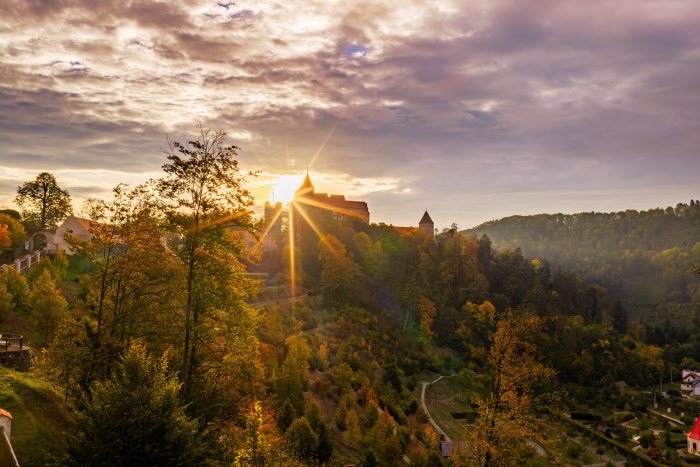 2026-10-08 - 07.58.27 - DJI_10586-HDR - Pernštejn (ráno).jpg